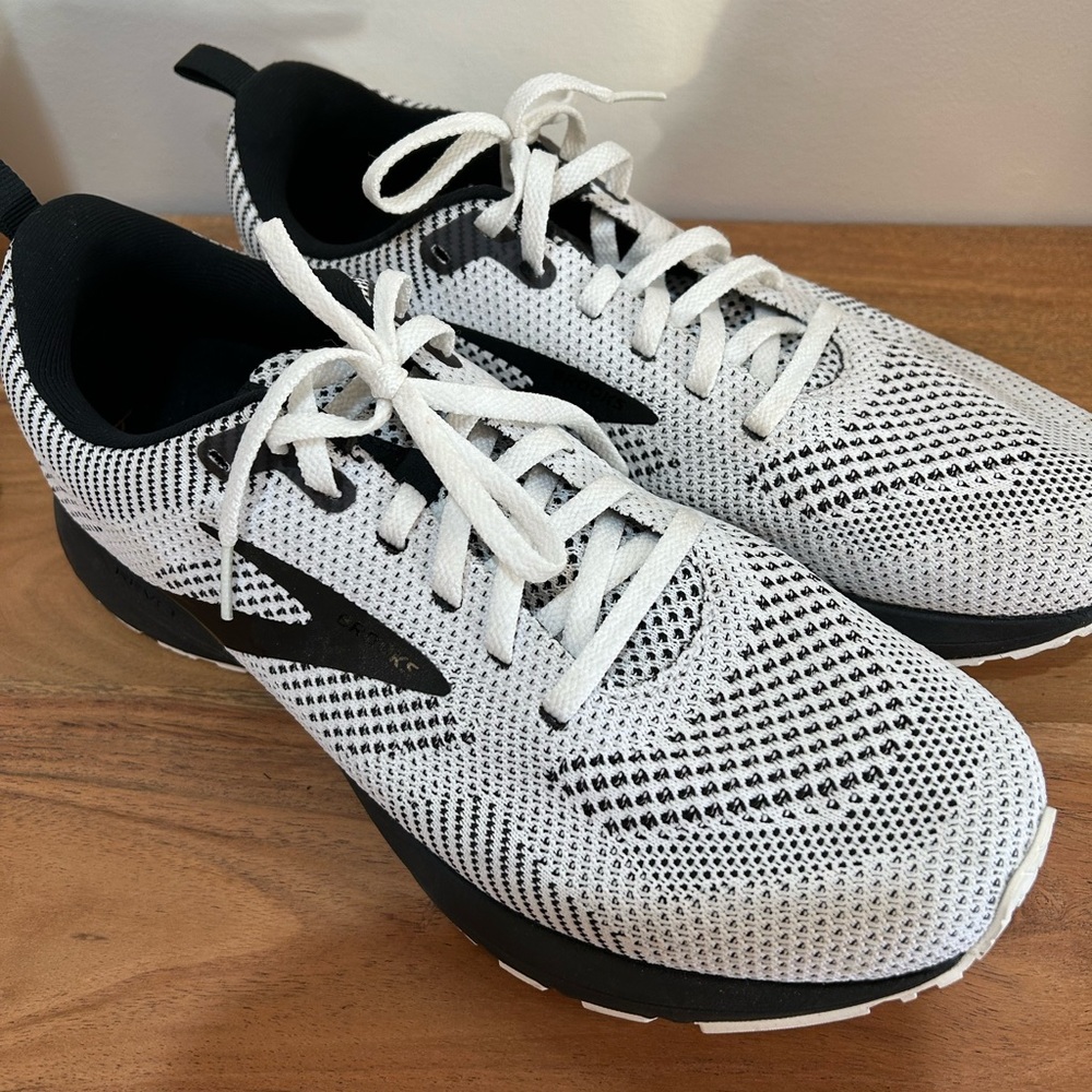 Brooks Energized Neutral Sneaker in good condition!